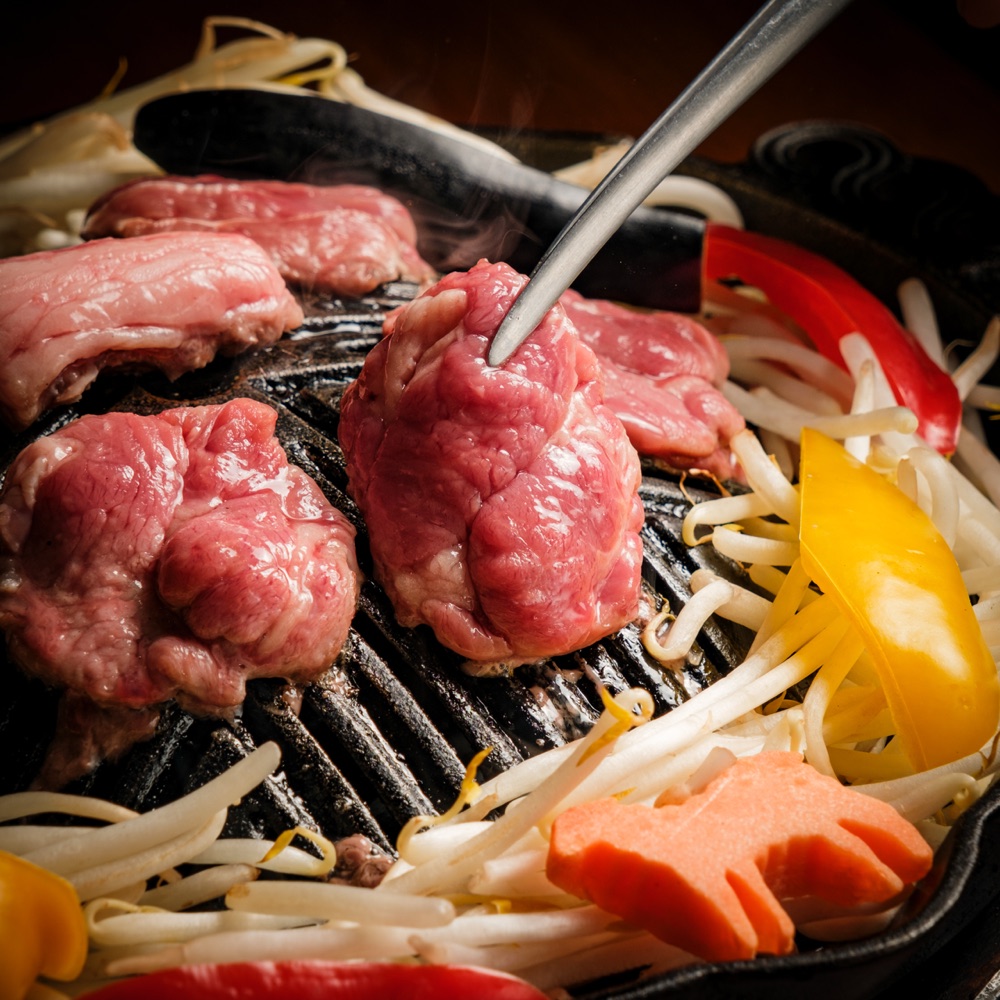 鉄板で羊肉を焼き上げる手元