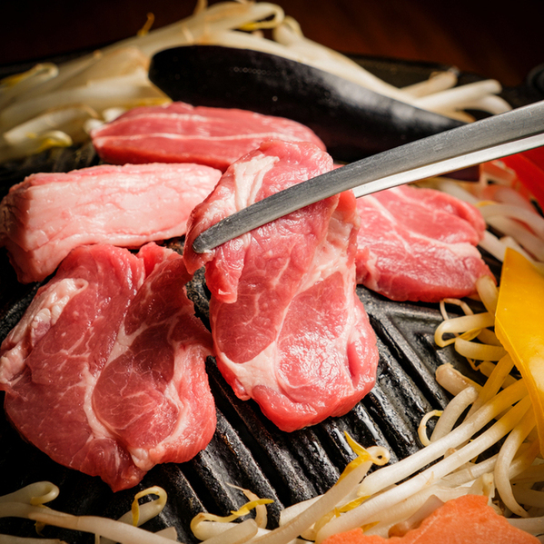 鉄板で羊肉を焼き上げる手元