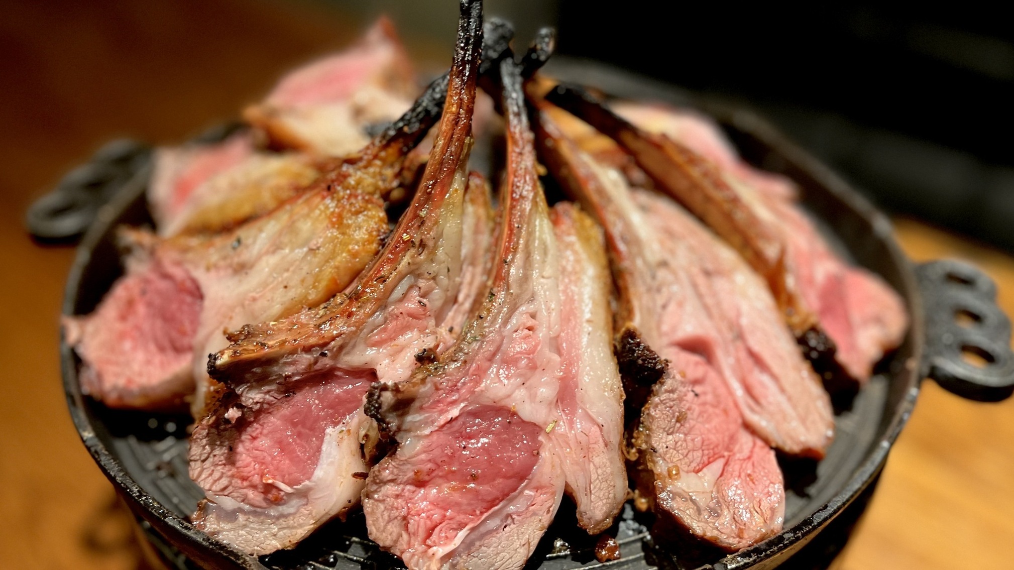 炭火で焼き上げる羊肉